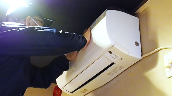 ナノエイトフィルターをエアコンの空気吸入口へ貼り付けます。付属の両面テープで簡単に設置できます。できる限り隙間ができないように丁寧に貼ってください。